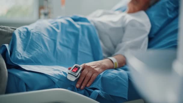 Patient auf der Krankenstation im Bett — Stockvideo
