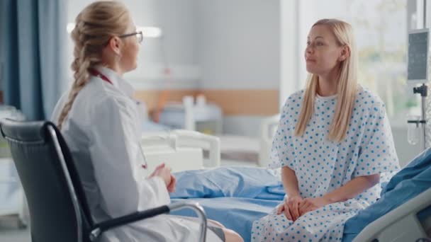 Médico de la sala del hospital habla con paciente en la cama — Vídeos de Stock