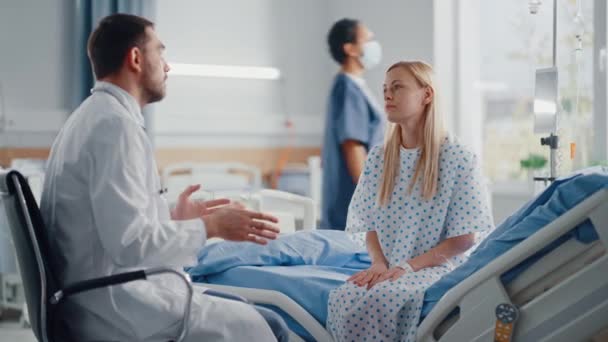 Spitalul Ward medic și pacient în pat — Videoclip de stoc