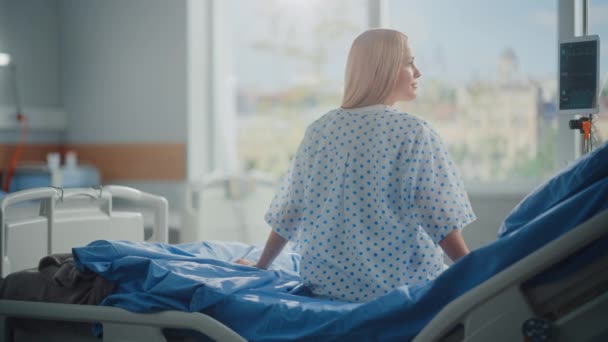 Hospital Ward Paciente femenina sana — Vídeo de stock