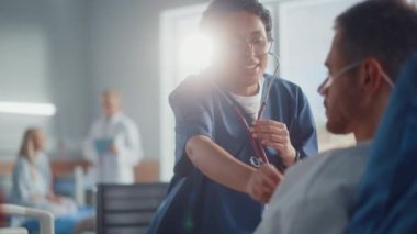 Hastane Koğuşu Doktor ve Hasta Yatakta