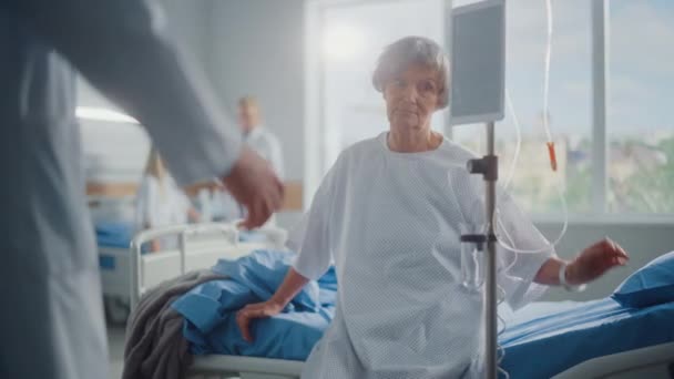 Врач и пациент в палате больницы в постели — стоковое видео