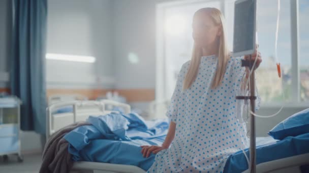 Ziekenhuisafdeling arts en patiënt in bed — Stockvideo