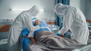 Hastane Koğuşu Karantina Koronavirüs Doktorları Hastalarla Çalışıyor