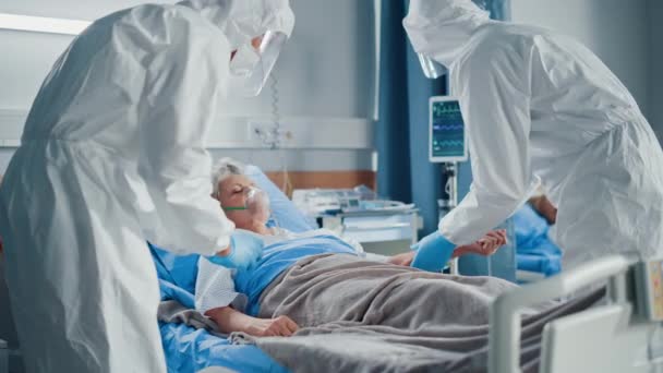 Medici della tuta di quarantena del reparto ospedaliero — Video Stock