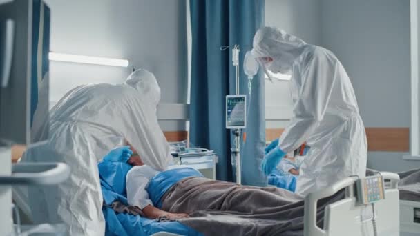 Szpital Ward Quarantine Coverall Coronavirus Lekarze współpracują z pacjentami — Wideo stockowe