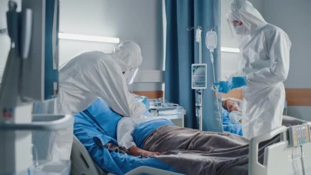Medici di Coronavirus della tuta di quarantena del reparto ospedaliero lavorano con i pazienti — Video Stock