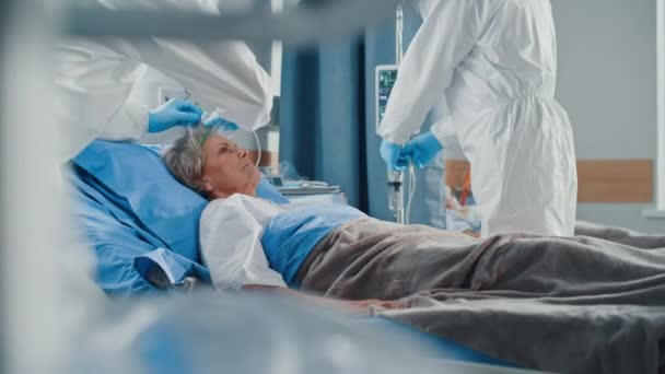 병원 워드 격리 구역 코로나 바이러스 의사들은 환자들 과 함께 일한다 — 비디오