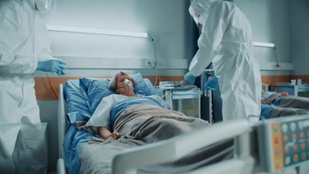 Medici di Coronavirus della tuta di quarantena del reparto ospedaliero lavorano con i pazienti — Video Stock