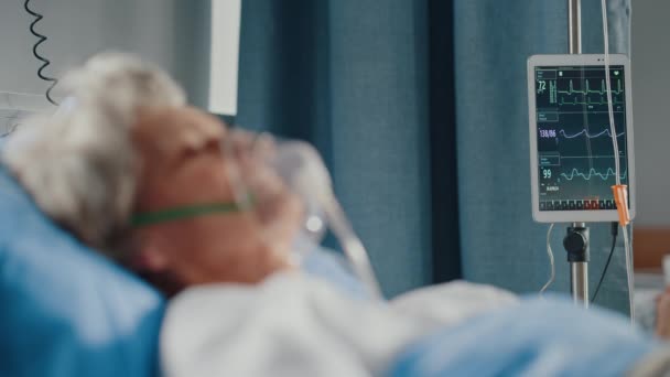 Hospital Ward old Patient with Oxygen Mask — Stock Video