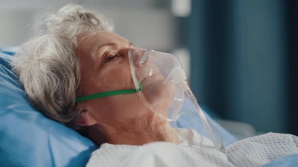Sjukhusavdelning gammal patient i säng med syrgasmask — Stockvideo