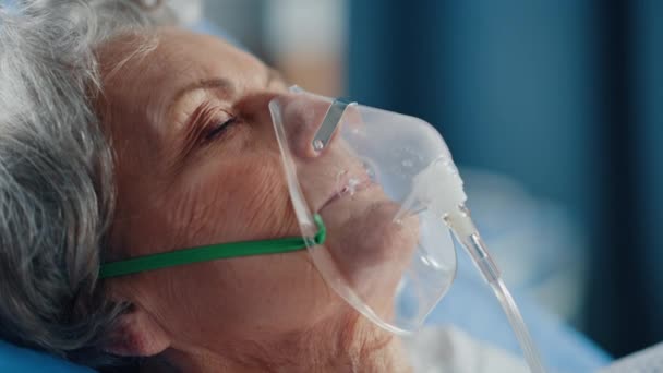 Nemocniční oddělení starý pacient v posteli s kyslíkovou maskou — Stock video
