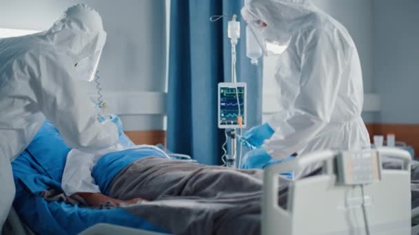 Hospital Ward Quarantine Wing Coronavirus Artsen werken met patiënten — Stockvideo