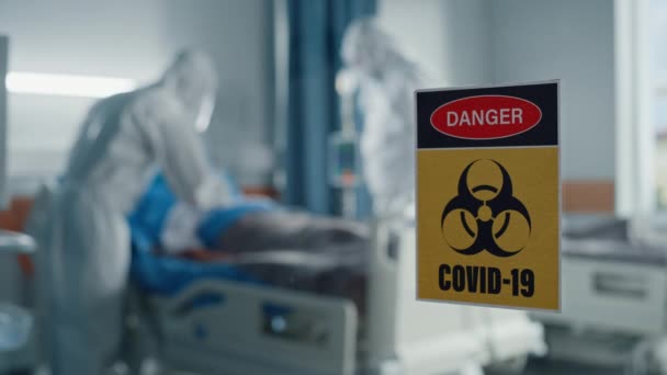 Лікарі лікарень Ward Coronavirus Karantine Wing Coronavirus працюють з пацієнтами — стокове відео