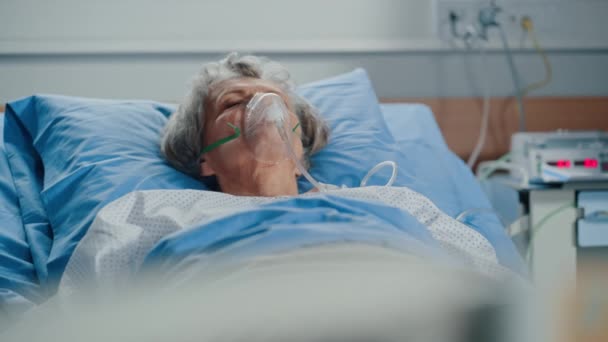Νοσοκομειακό θάλαμο άτομα στο κρεβάτι με μάσκες οξυγόνου — Αρχείο Βίντεο
