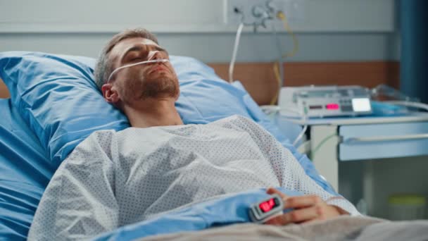 Yatakta Hastane Koğuşu Hastası — Stok video