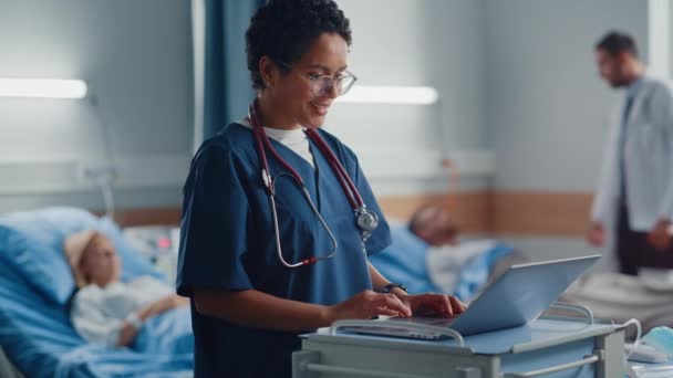 Ziekenhuisafdeling Verpleegster maakt gebruik van Computer — Stockvideo