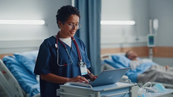 병원 워드 간호사가 컴퓨터를 사용하다 — 비디오