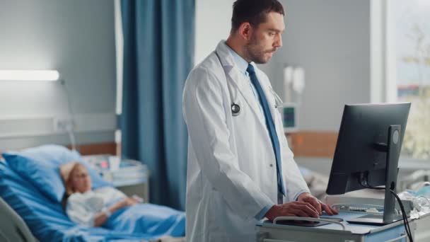 Nemocniční lékař používá počítač — Stock video
