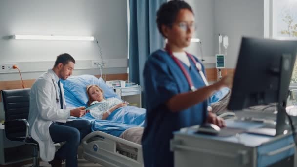 Ärzte und Patienten auf der Krankenstation — Stockvideo