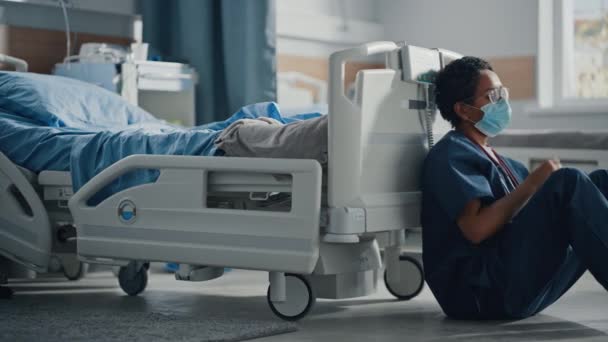 Hôpital Ward Sad Infirmière fatiguée — Video