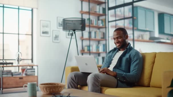 Masculino com Laptop sentado na sala de estar — Vídeo de Stock