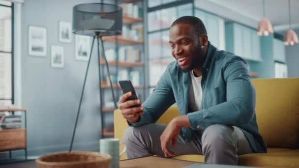 Masculino com Smartphone em Chamada de Vídeo na Sala de Estar — Vídeo de Stock