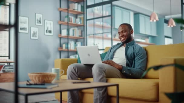 Masculino com Laptop sentado na sala de estar — Vídeo de Stock