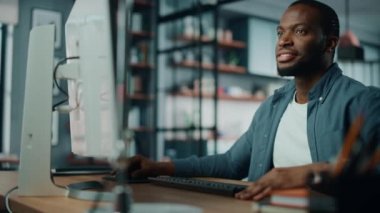 Oturma odasında Masaüstü Bilgisayarında Çalışan Erkek