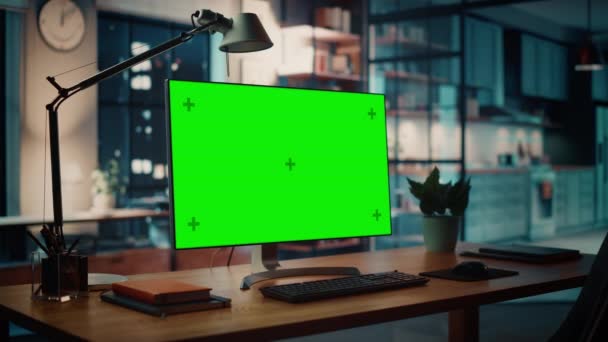 Skrivbord Dator med grön skärm — Stockvideo