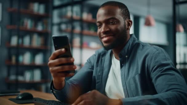 Masculino com Smartphone em Chamada de Vídeo na Sala de Estar — Vídeo de Stock