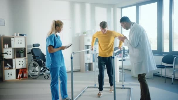 Rehabilitación física Médicos Pacientes — Vídeos de Stock