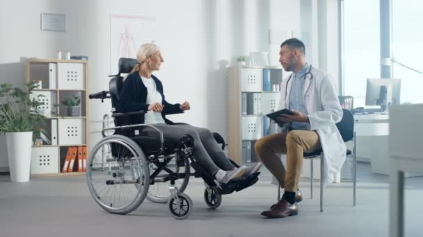 Інвалідне крісло Пацієнт доктор — стокове відео