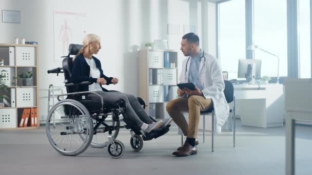 Rollstuhlfahrer und Arzt — Stockvideo