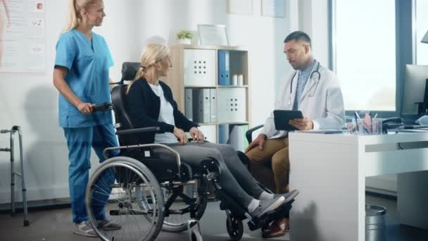 휠체어참을 성있는 의사 — 비디오