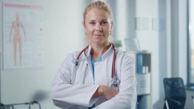 Güzel Beyaz Kadın Profesyonel Tıp Doktorunun Kapalı Portresi