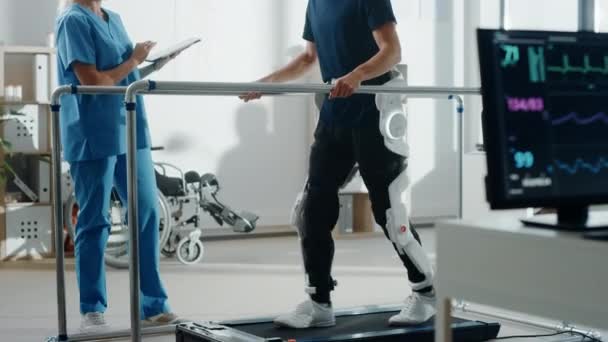 Reabilitação de pernas robótica — Vídeo de Stock