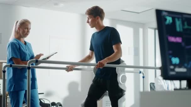 Rehabilitace robotických nohou — Stock video