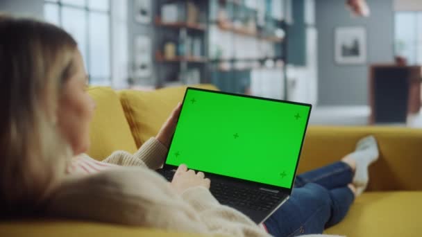 Nő Laptop használata zöld képernyővel a nappaliban — Stock videók
