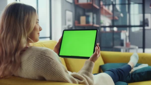 Feminino usando tablet com tela verde na sala de estar — Vídeo de Stock