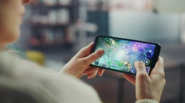 Oturma odasında Smartphone 'da Kadın Strateji Oyunu