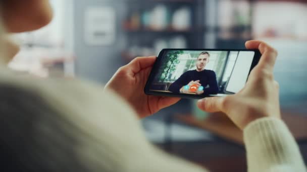 Žena na videohovor na Smartphone v obývacím pokoji — Stock video