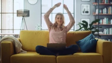 Oturma Odasında Otururken Kadın Dans Ediyor