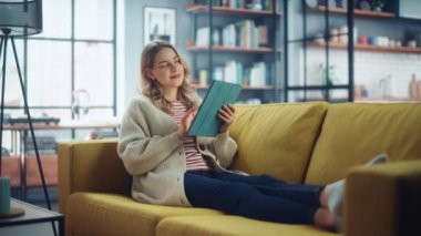 Tabletli Kadın Oturma Odasında Koltukta Oturuyor