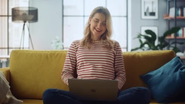 Weiblich auf Video-Anruf auf Laptop auf Wohnzimmer-Sofa