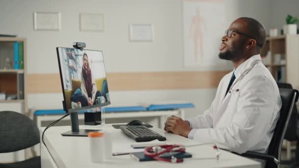 Médico de família em chamada de vídeo com paciente — Vídeo de Stock