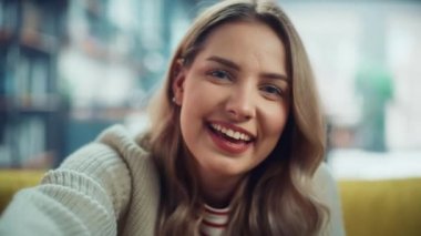 Evde Genç Bir Kadın ile POV Video Görüşmesi