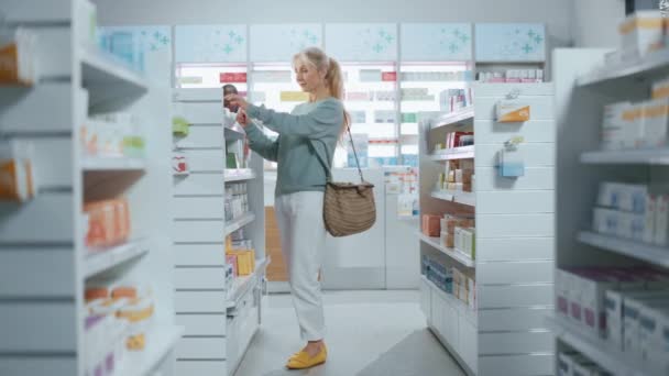 Donna Shopping Farmacia — Video Stock