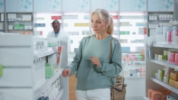 Mujer Compras Farmacia — Vídeo de stock