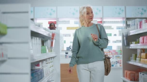 Mujer Compras Farmacia — Vídeo de stock